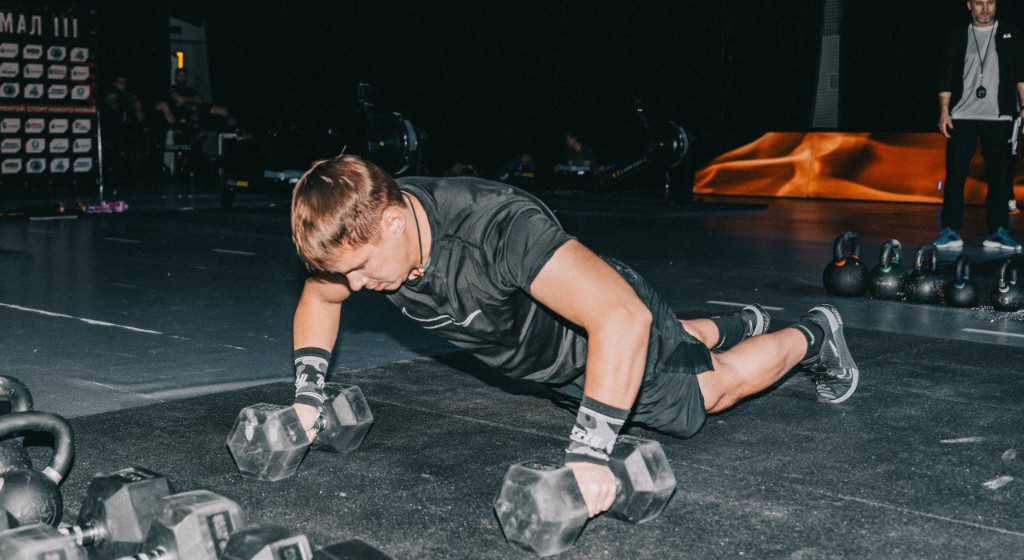 Отжимания на гексагональных гантелях