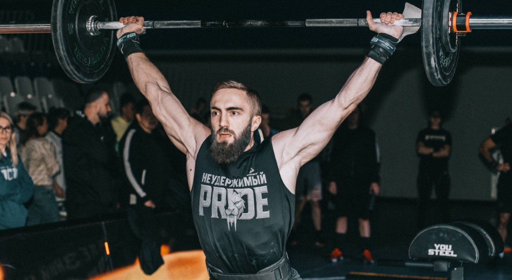Рывок штанги над головой на соревнованиях